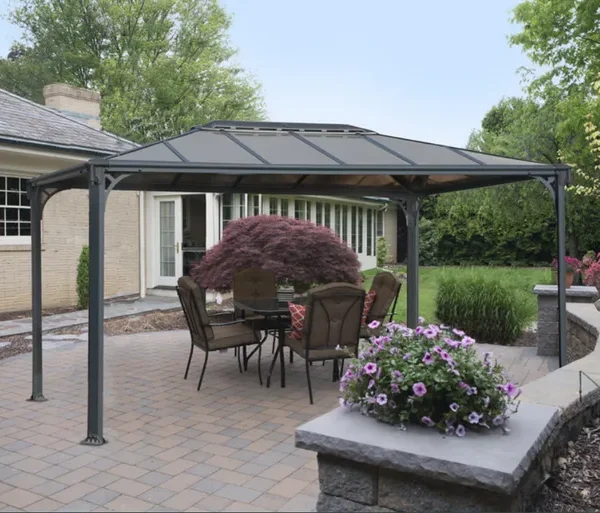 Martinique 3600 Pavillon aus grauem Aluminium mit bronzefarbenem Polycarbonat-Verglasungsdach von Palram